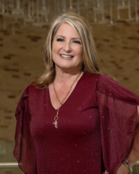 <strong>Jennifer McCarter</strong><br>
5th VP Boutique